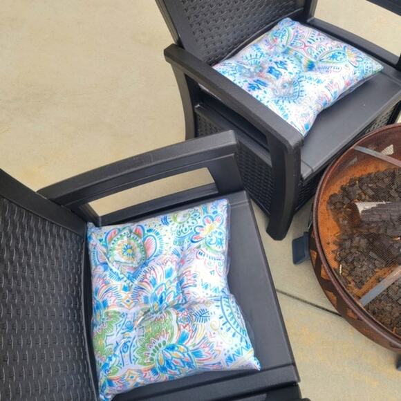 Set Of 2 Floral Outdoor Chair Cushions Tufted NEW 18x18 - Picture 1 of 7